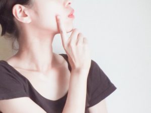 これって好き避け！？そっけない彼の態度でわかる脈あり男の行動5選